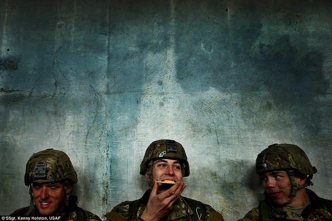 
Giờ nghỉ trưa - bức ảnh được chụp bởi Kenny Holston. Ông đã được bình chọn là nhiếp ảnh gia quân đội của năm.
