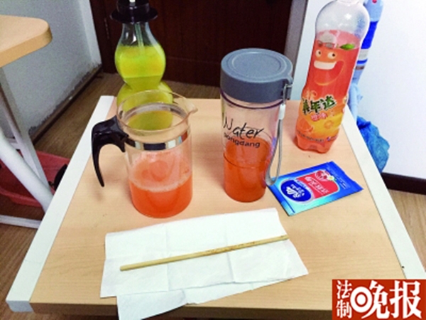 
Nhóm phóng viên đã chuẩn bị cả nước cam đóng chai, nước cam tươi cùng với giấy khô và giấy ướt.
