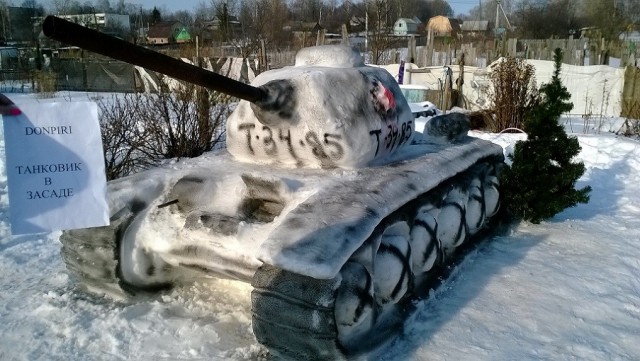 
Đề phòng mọi người không nhận ra, tác giả đã cẩn thận chú thích đây là T-34-85.
