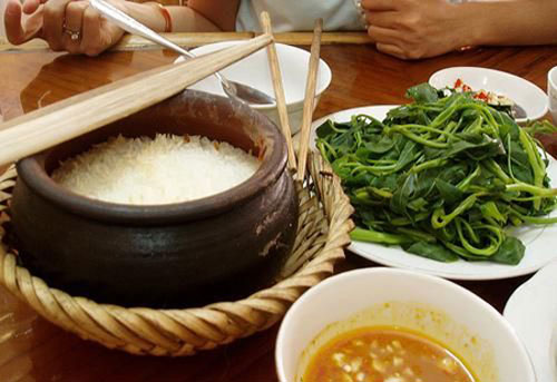 
Có một thực trạng bạn thường thấy trong bữa ăn của người Việt là mọi người dùng đũa đang ăn gắp thức ăn cho những người ngồi cùng bàn. Ảnh minh họa.
