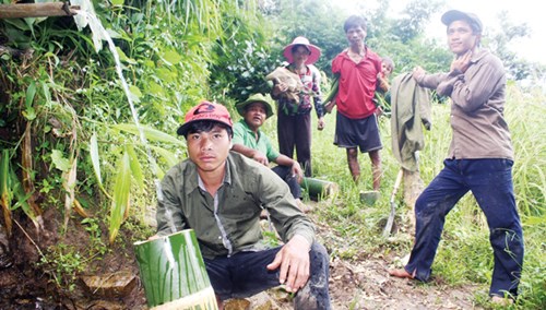 Tre được dùng làm ống đựng nước. Ảnh: Nguyễn Thành.