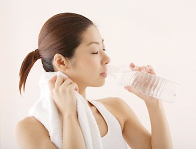 
Sáng dậy, uống nước sôi để nguội 20 – 25oC là lựa chọn tốt cho sức khỏe
