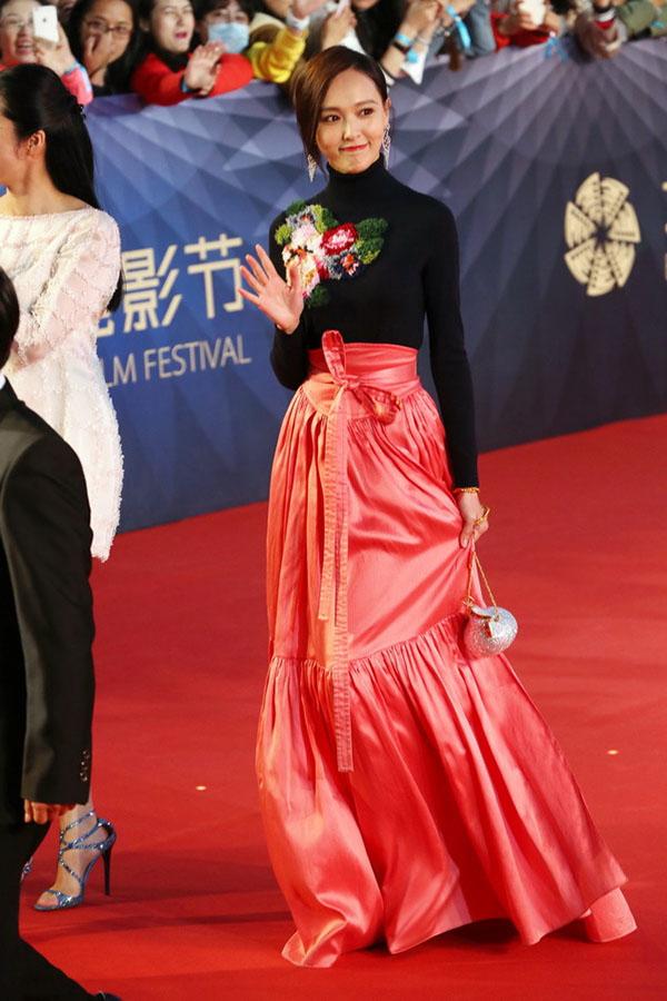 Đường Yên xuất hiện với bộ trang phục khá diêm dúa tại thảm đỏ