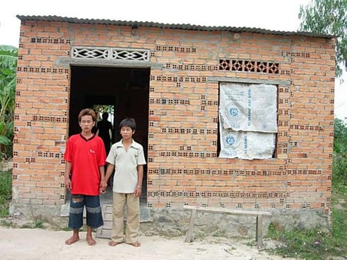 
Căn nhà cũ của gia đình ông Nén mái tôn, tường gạch thấp lè tè, mùa nắng oi nóng, mùa mưa bị hắt nước, dột.
