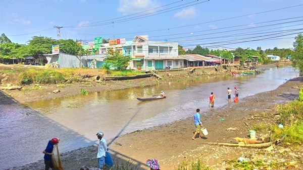 Hàng chục tay lưới nghe tin nhanh chóng có mặt để bắt cá thoát khỏi ghe.