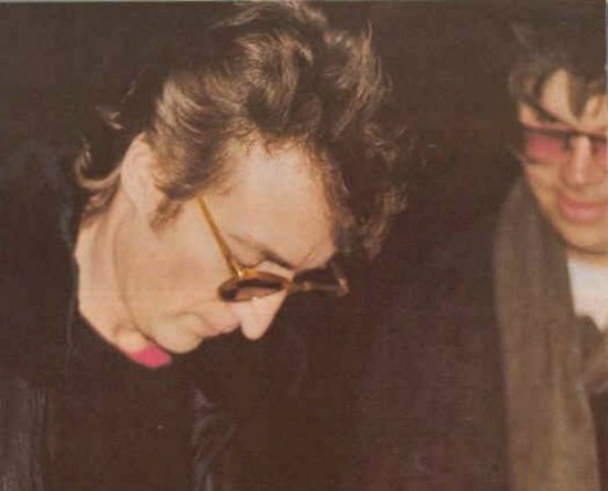 
Sau khi xin chữ ký của John Lennon, vài giờ sau Mark đã bắn chết nam ca sĩ nổi tiếng.
