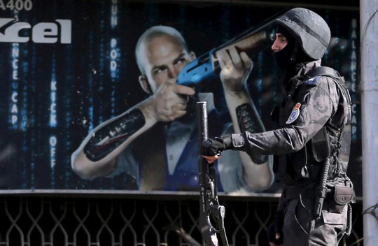 
Một sĩ quan Ai Cập trấn giữ một trong những địa điểm diễn ra biểu tình hôm 15-4. Ảnh: Reuters
