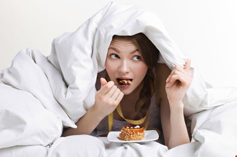 Ăn no trước khi ngủ, ăn đêm có thể khiến bạn tăng cân. Ảnh minh họa
