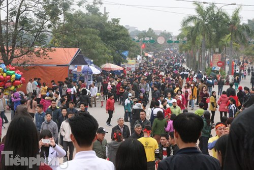 Chiều 19/2 (12 tháng giêng Âm lịch), dù chưa chính hội nhưng hàng nghìn du khách thập phương đã về thị trấn Lim, Tiên Du, Bắc Ninh trẩy hội Lim, nghe quan họ.