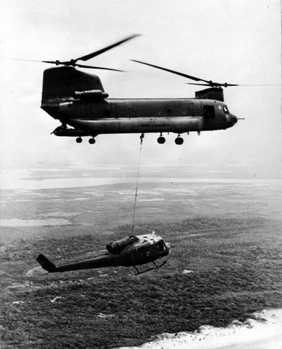 
Trực thăng vận tải CH-47 của Mỹ tải một trực thăng UH-1 bị hư hỏng về nơi sửa chữa trong cuộc chiến tranh Việt Nam.
