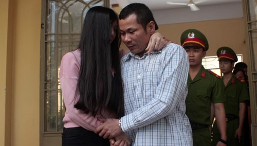 
Ngọc và con gái với người vợ cả đã ly hôn sau giờ tuyên án.
