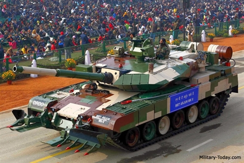 Xe tăng Arjun được Ấn Độ sử dụng để thử nghiệm đạn pháo mới, nhắm vào mục tiêu xe tăng T-55.