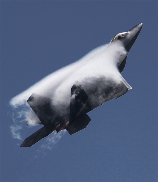 
F-22 Raptor hội tụ những tinh hoa công nghệ hàng không tối tân nhất thế giới và được xem là kiệt tác của những nhà thiết kế Mỹ. Trong ảnh F-22 đang thử nghiệm thả bom thông minh JDAM.
