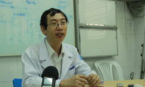 Bác sĩ Nguyễn Minh Tiến, Phó Giám đốc BV Nhi Đồng 1 TP.HCM chia sẻ về các trường hợp hóc dị vật, uống nhầm thuốc và tai nạn thương tích ở trẻ. Ảnh: NĐ