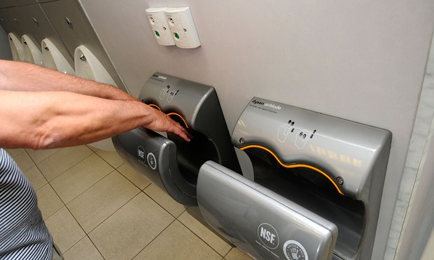 Máy sấy trong nhà vệ sinh công cộng đang làm tăng nguy cơ lây lan bệnh tật