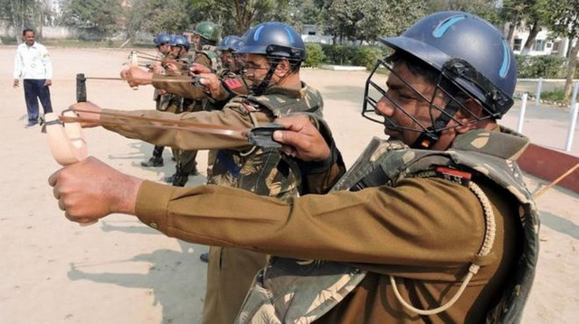 Cảnh sát Ấn Độ hăng say luyện tập với súng cao su
