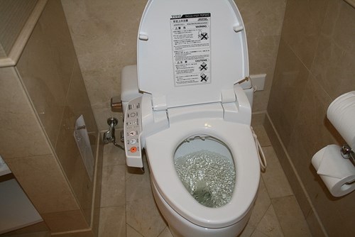 
Toilet ở Nhật rất hiện đại với đủ thứ nút bấm.
