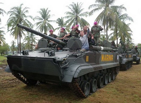 
Xe bọc thép BMP-3F của lính thủy đánh bộ Indonesia.
