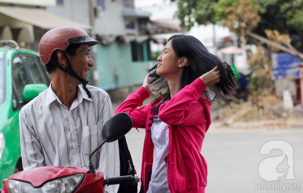 Những ngày qua, câu chuyện cô học trò Trần Lê Khả Ái (19 tuổi, THPT dân lập Lý Thái Tổ) cùng người cha là anh Trần Khương (44 tuổi) khiến nhiều người cảm động . Bởi nhờ những nỗ lực đến kiên cường suốt 18 năm qua của anh Khương đã giúp con gái cất tiếng nói được bình thường cho dù cô bị câm điếc bẩm sinh từ khi lọt lòng mẹ.