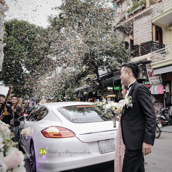 Cặp đôi cô dâu chú rể được đưa đón bằng chiếc siêu xe màu trắng sang chảnh đắt tiền và những màn pháo nổ tưng bừng náo nhiệt cả góc trời.