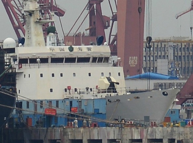 
Hình ảnh Trung Quốc lắp pháo 76mm cho tàu hải cảnh.
