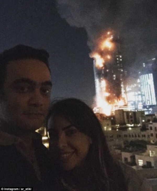 
Bức ảnh tự sướng của cặp vợ chồng Ataleeqi ngay trước đám cháy tại Dubai gây bức xúc.
