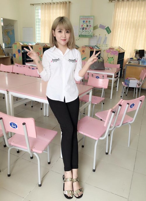 Cô giáo Nguyễn Ly Ly (SN 1988) có gương mặt và tính cách trẻ trung.