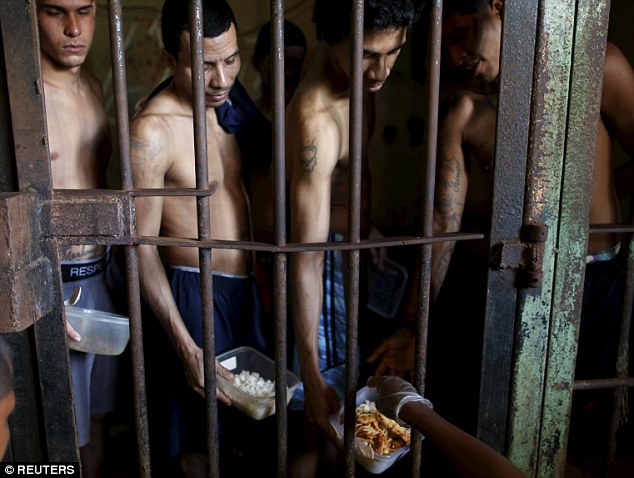 
Điều kiện sinh hoạt thiếu thốn, nơi ở ẩm thấp là những gì mà những người tù tại nhà tù La Joya phải hứng chịu.

