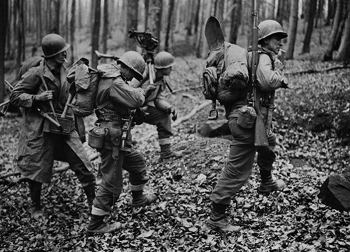 
Một nhóm lính Mỹ chuẩn bị trinh sát rừng Hurtgen
