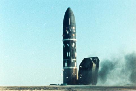 Tên lửa UR-100N UTTKh rời hầm phóng.