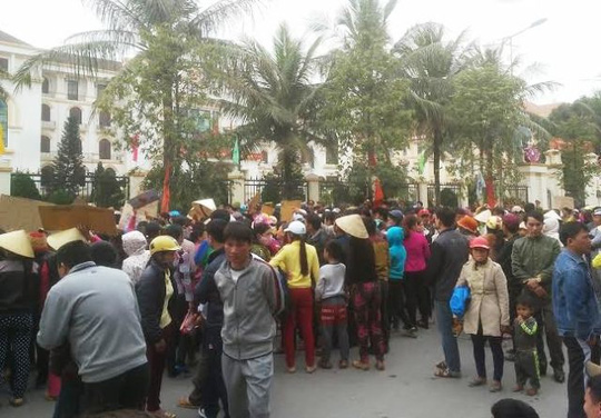 
Người dân Sầm Sơn vây kín cổng trụ sở Tỉnh ủy Thanh Hóa ở đường Hà Văn Mao để phản đối việc thu hồi bãi biển Sầm Sơn vào chiều ngày 3-3
