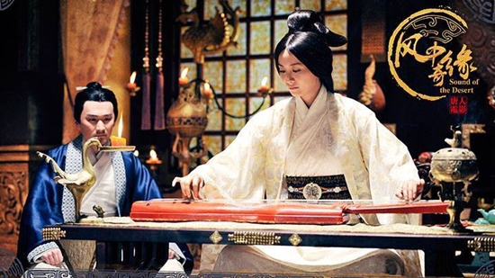 
Trong Phong trung kỳ duyên, Trần Pháp Lai vào vai Tần Tương, mỹ nhân có nhan sắc và tài đánh đàn khiến ai cũng phải mê đắm.
