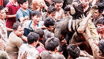 Hàng nghìn thanh niên tranh nhau cướp phết tại Lễ hội cướp phết ở Tam Nông, Phú Thọ năm 2016.