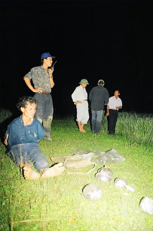 Thiếu tướng Sùng A Hồng (người cầm bộ đàm) trong lần bắt giữ đối tượng buôn bán thuốc phiện ở xã Thanh Yên, huyện Điện Biên.
