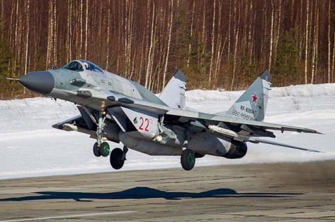 
Một chiếc MiG-29SMT của không quân Nga với bình nhiên liệu phụ sau buồng lái.
