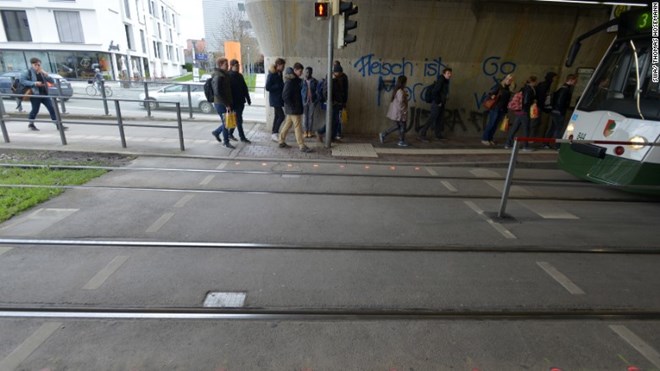 Đèn tín hiệu giao thông được lắp dưới nền đường cho những người đi bộ không tập trung.