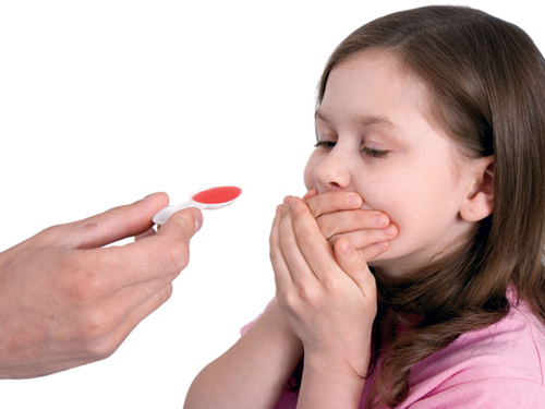 
Cha mẹ cần thận trọng khi dùng thuốc cho trẻ (Ảnh minh họa)
