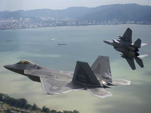 Một chiếc F-22 bay cạnh một chiếc F-15. Ảnh: US Air Force