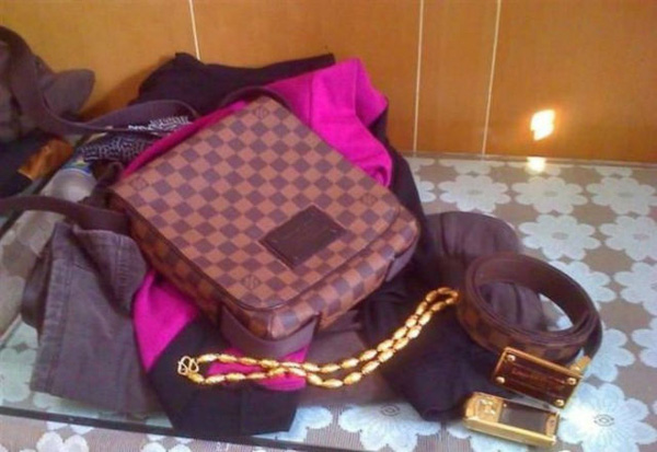 
Bộ sưu tập túi xách, thắt lưng phong cách Louis Vuitton sang trọng cùng dây vàng, điện thoại vàng, mặt thắt lưng cũng vàng và ở đâu lòi ra cái áo màu hồng nê ông cá tính.
