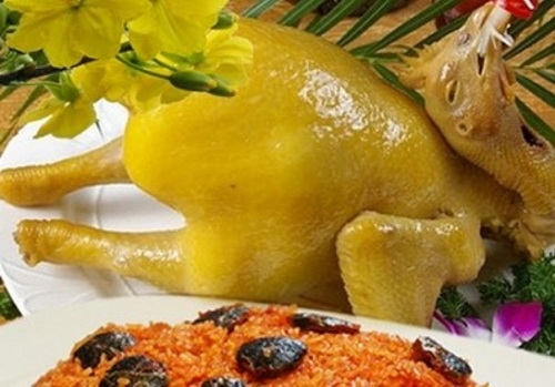 
Màu vàng của gà luộc được xem là món ăn khởi đầu cho một năm mới may mắn và nhiều tài lộc. Ảnh minh họa.
