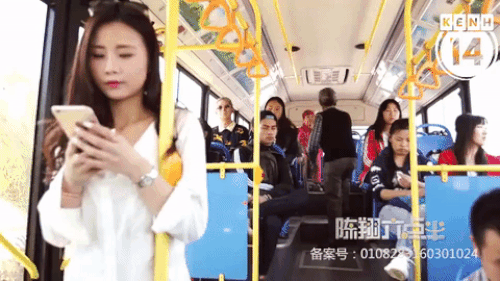 Trên chuyến xe bus đông đúc, một cụ già đang đi gom tiền từ tất cả các hành khách trên xe...