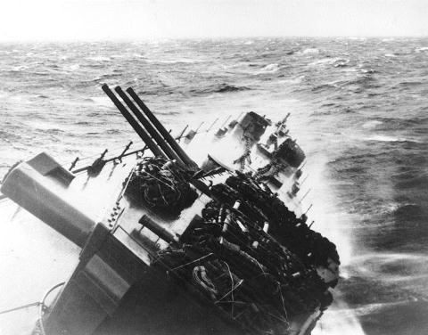 
Hạm đội 3 của Mỹ đã bị thiệt hại nặng nề khi nó đi vào trung tâm của một cơn bão hồi tháng 12/1944 trong lúc vào cách đảo Luzon khoảng 300 km để không kích quân Nhật đóng tại Philippines. (Tàu USS Santa Fe nghiêng 35 độ về mạn phải trong sóng gió của cơn bão Cobra).
