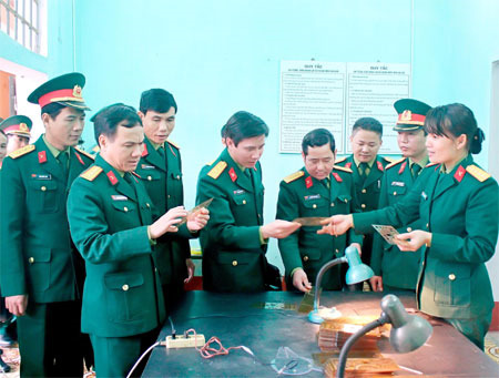 
Đoàn công tác Bộ tư lệnh Binh chủng Pháo binh kiểm tra chất lượng vật tư kỹ thuật do Xưởng X965 (Cục Kỹ thuật Binh chủng Pháo binh) sản xuất.
