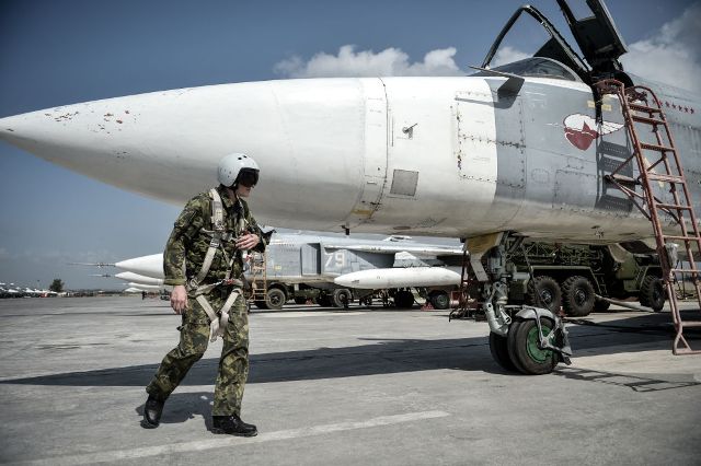 Phi công lái Su-24 chuẩn bị cất cánh từ căn cứ Hmeymim.