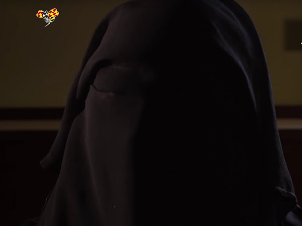 
Để thực hiện đoạn phim tư liệu trên, 2 phụ nữ này phải ăn mặc kín mít, theo đúng phong tục của người Hồi giáo. Ngoài ra, giọng nói của họ cũng được thay đổi nhằm đảm bảo an toàn.
