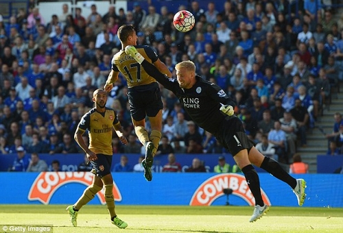 Sanchez lập hattrick, nhấn chìm Leicester ở trận lượt đi