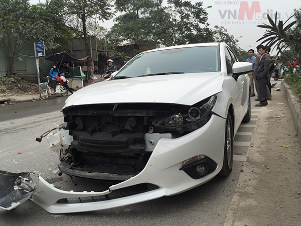 
Đầu xe Mazda3 vỡ nát
