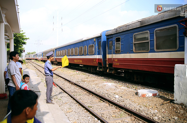 
Chuyến tàu ngoại ô Sài Gòn - Dĩ An có tổng chiều dài là 30km, xuất phát từ ga Sài Gòn lần lượt đi qua các ga: Gò Vấp, Bình Triệu, Sóng Thần và Dĩ An. Tuyến hoạt động từ 4h40 đến 21h25 mỗi ngày và có tổng cộng 11 chuyến tàu đi và 11 chuyến tàu về.
