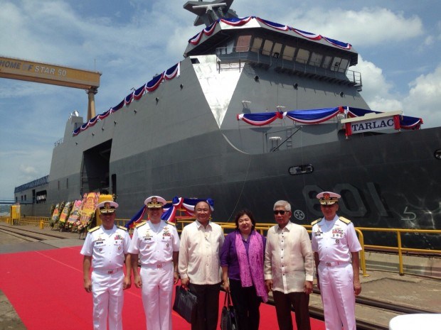 
Các quan chức Philippines đứng gần tàu BRP Tarlac do Indonesia sản xuất.
