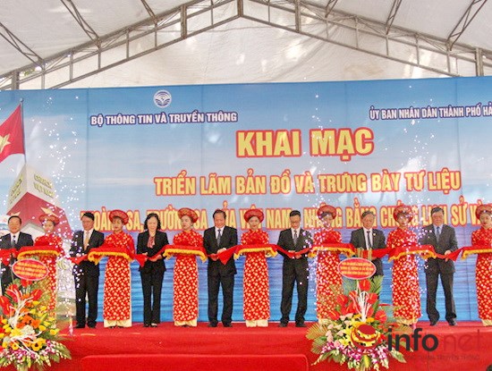 
Ủy viên Trung ương Đảng, Thứ trưởng Bộ TT&TT Trương Minh Tuấn (ở giữa) cùng cắt băng khai mạc Triển lãm. Ảnh: Xuân Lộc.
